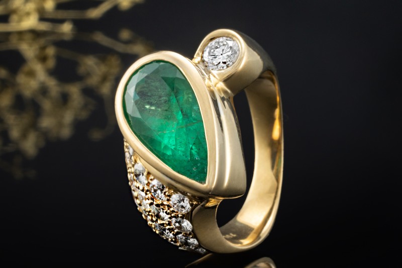Ring mit Smaragd Tropfen und Diamanten spitz zulaufend in 750er Gelbgold 