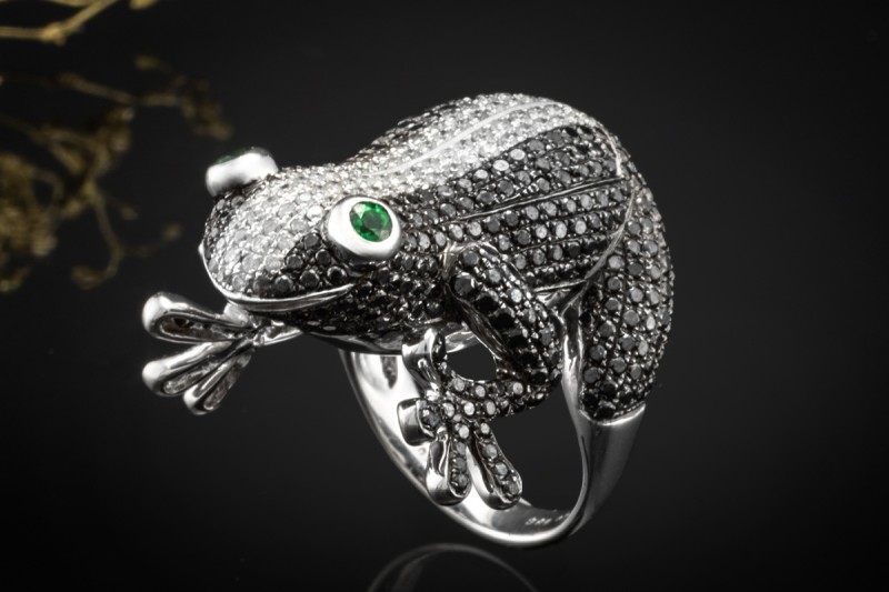 Frosch Designer Ring mit schwarzen und weißen Diamanten in Weißgold 750 