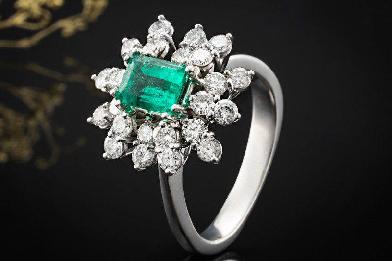 Klassischer Smaragd Cluster Ring mit Diamanten 750er Weißgold 18 Karat 