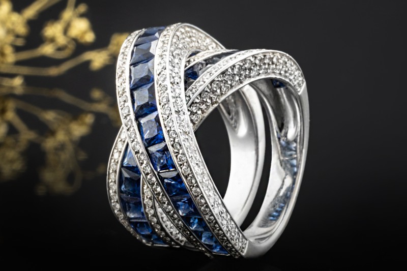 Crossover Ring mit Eckige Saphire und Diamanten in 750er Weißgold Arbeit 