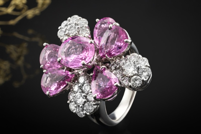 Sommerlicher Blüten Ring Pinke Saphire und Diamanten in 750er Weißgold 