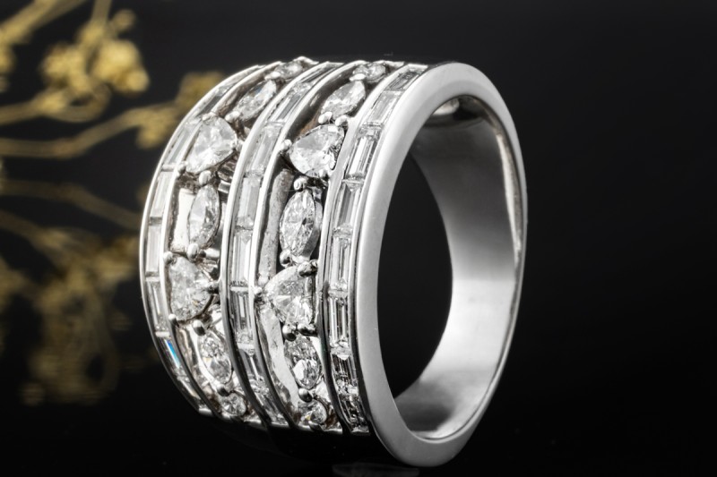 Breiter Herz Bandring mit Diamanten durchbrochen in 950er Platin Arbeit 