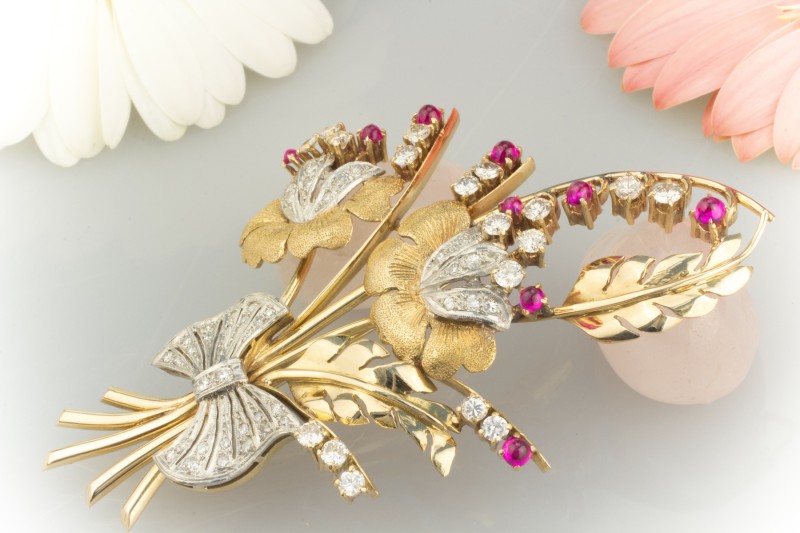 50er Jahre Brosche Nadel mit Brillanten & Rubin in 750er Gold 