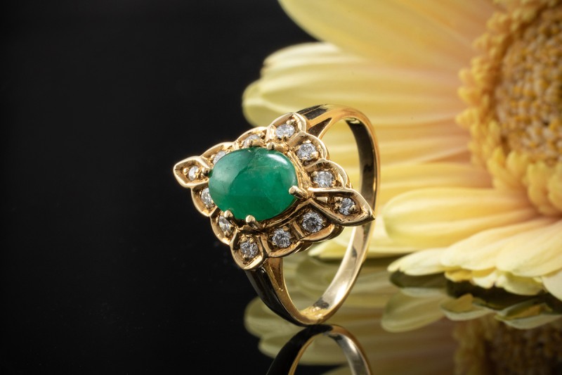 Kunstvoller Smaragd Ring Cabochon in 585er Gold mit feurigen Brillanten 