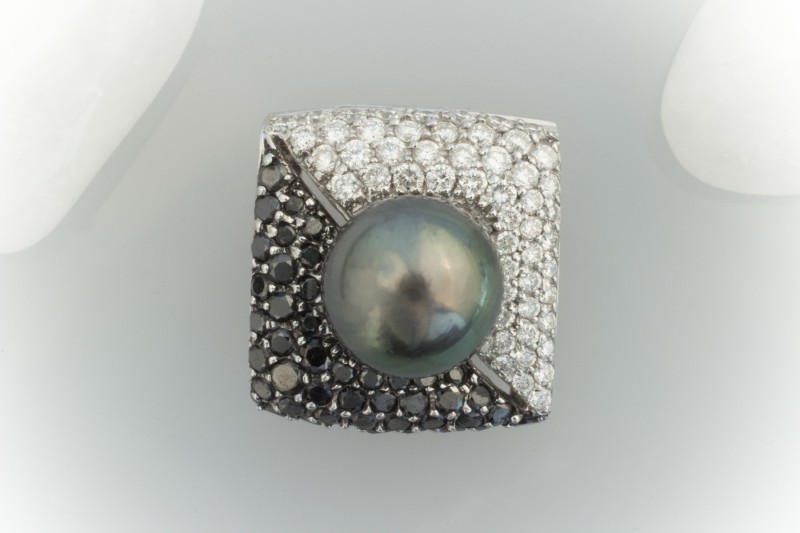 Clip Anhänger mit Tahiti Perle & Brillanten Schwarz Weiß in Weißgold 585 