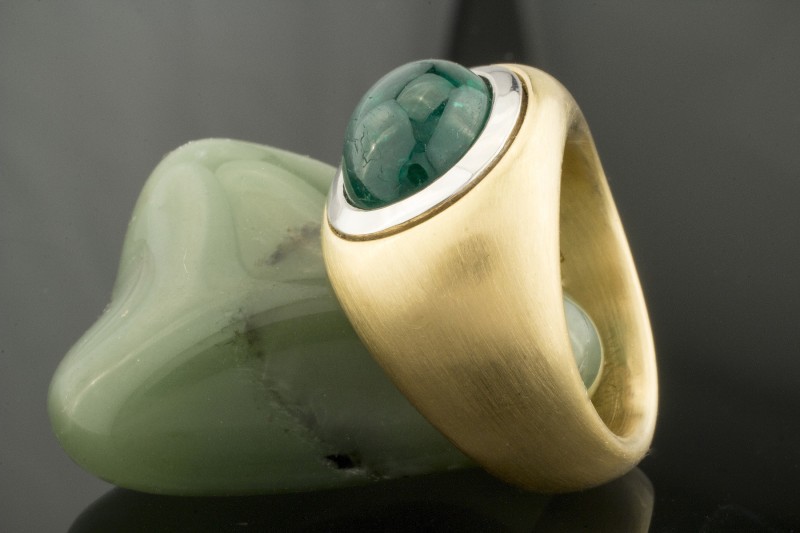 Hans Dieter Krieger Ring 950er Platin & 750er Gelbgold mit Smaragd Cabochon 