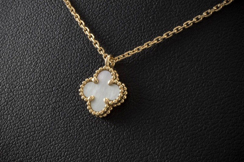 Van Cleef & Arpels Collier Sweet Alhambra mit Perlmutt in 750er Gelbgol 
