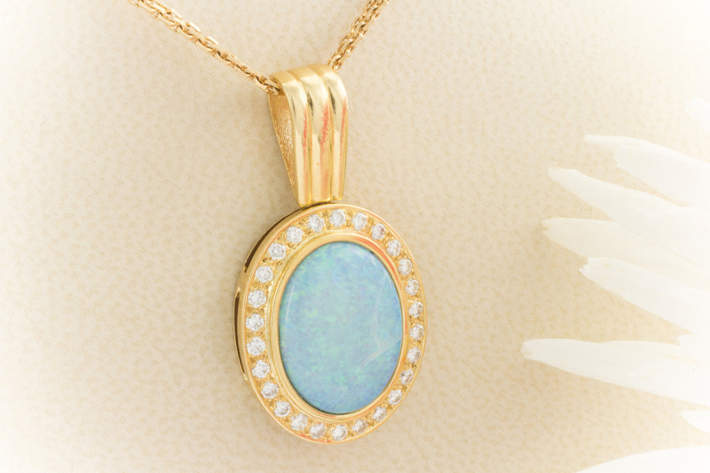 Schimmernder Opal Anhänger mit feurigen Brillanten 750er Gelbgold 