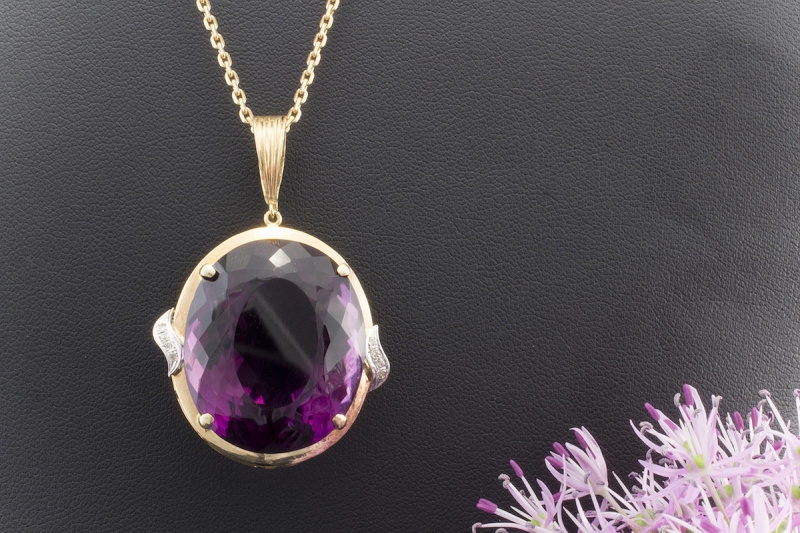 Riesiger Amethyst in 585er Gelbgold Anhänger mit Brillanten in Weißgold 