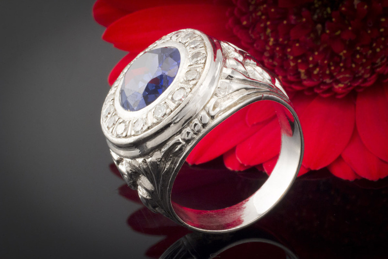 Ring der Königin Imposanter Saphir mit Diamanten SiegelRing Form Weißgold 585 