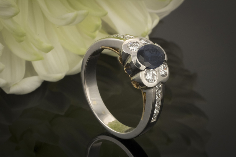 Blumiges Saphir Spiel Ring in 950er Platin Brillanten und Carré Diamanten 