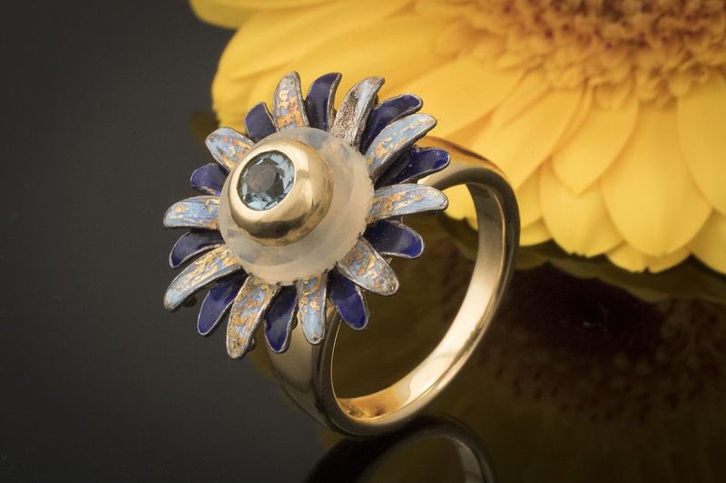 Charlotte Ring Blütezeit mit blauem Stein in 750er Gelbgold  