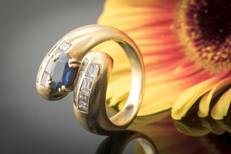 Imposant schwungvoller Saphir Ring mit Baguette Diamanten in Gelbgold 750 