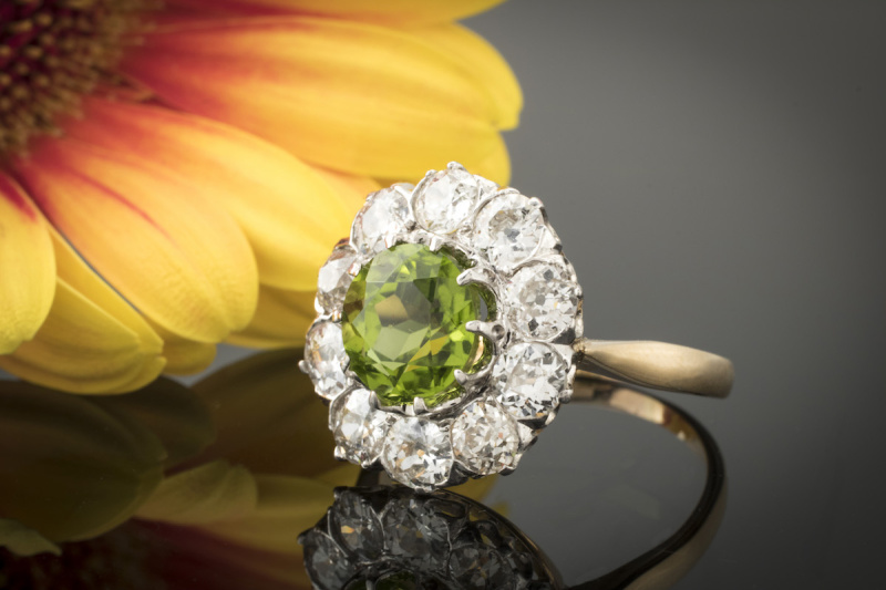 Antiker Ring mit Peridot Olivin und 2 Carat Top Brillanten in Rotgold  