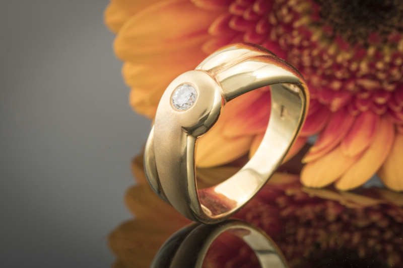 Solitär Ring mit 1 Brillant 0,15 Carat teils mattiert in 585er Gelbgold 