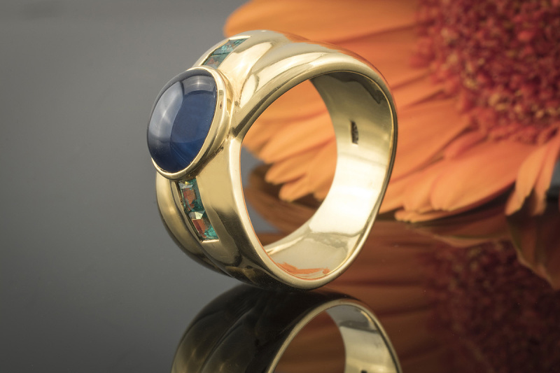 Saphir Cabochon Ring mit Smaragd Carrés breit und Massiv in Gold 750 