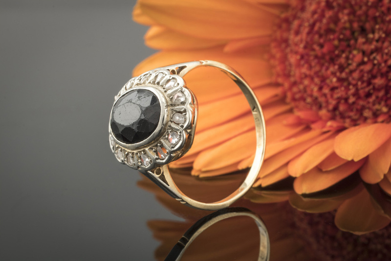 Antiker Saphir Ring mit Diamant Rosen in 750er Gelbgold mit Weißgold 