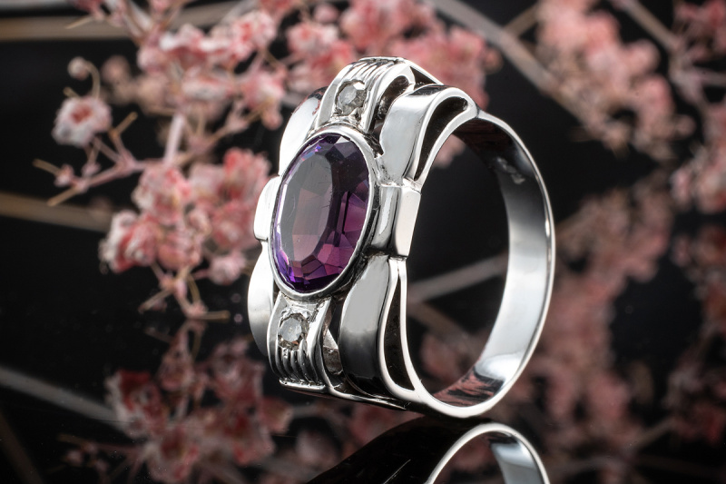 Aparter Amethyst Ring Oval geschliffen mit Diamanten in 585er Weißgold 