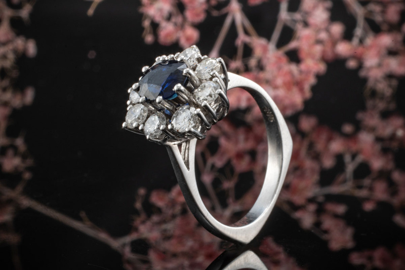 Royales Blau Saphir Ring mit Top Wesselton Brillanten in 585er Weißgold 