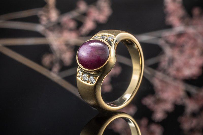 Elegant zulaufender Sternrubin Ring mit Brillanten matt in Gelbgold 750 