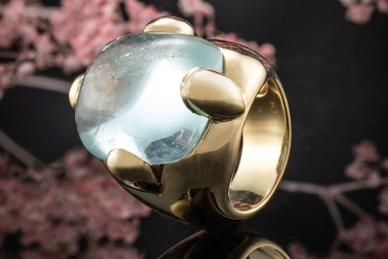 Pomellato Ring Griffe mit imposantem Aquamarin Blau in 750er Gelbgold 