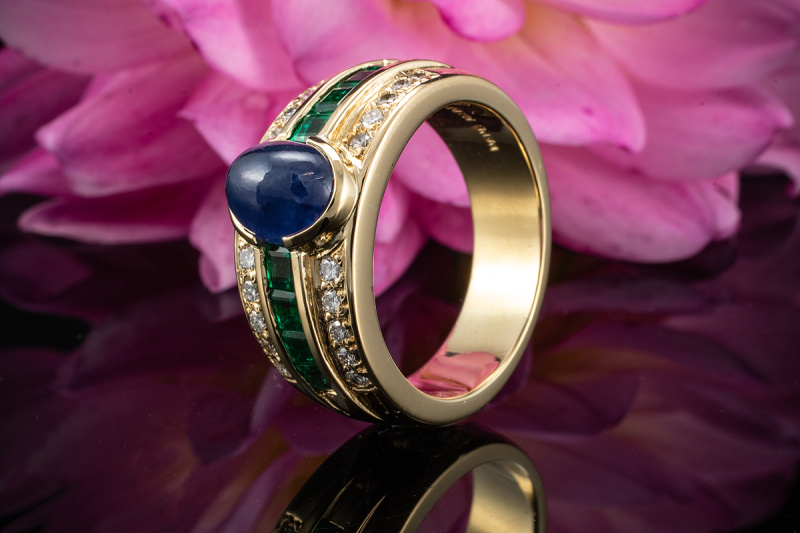 Saphir Cabochon Ring mit Smaragd und Brillanten Handarbeit in 750er Gold 