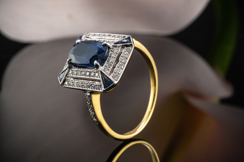 Eleganter Saphir Ring gestaltet mit Diamanten in 750er Gelbgold Weißgold 