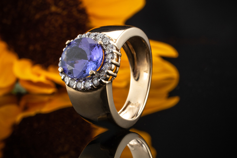 Ring mit farbintensivem Tansanit und feurigen Brillanten 585er Gelbgold  