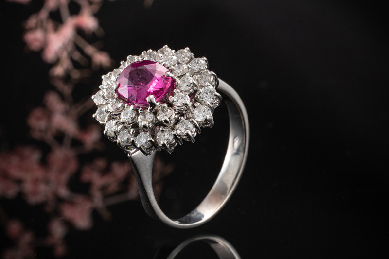 Leuchtender Ring Fancy Saphir Kräftiges Pink mit Diamanten in Weißgold 