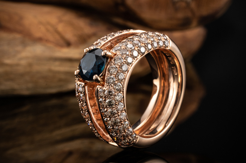 Moderner Designer Ring mit blauem Saphir und Brillanten in 750er Rotgold 