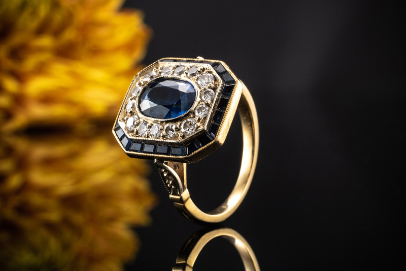 Art Deco Ring mit blauen Saphiren und Brillanten in Gelbgold 750 Arbeit 