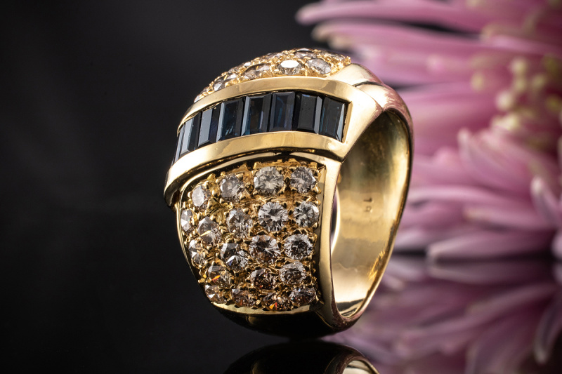 Breiter Gelbgold Ring mit Brillanten und Baguette Saphir in 750er Gold 