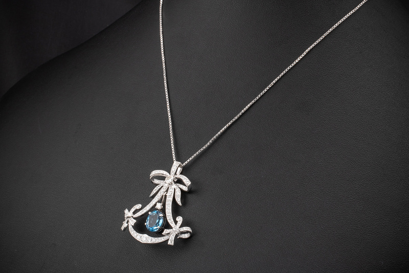 Eleganter Aquamarin Anhänger mit Brillanten an Collier Kette 585er Weißgold 