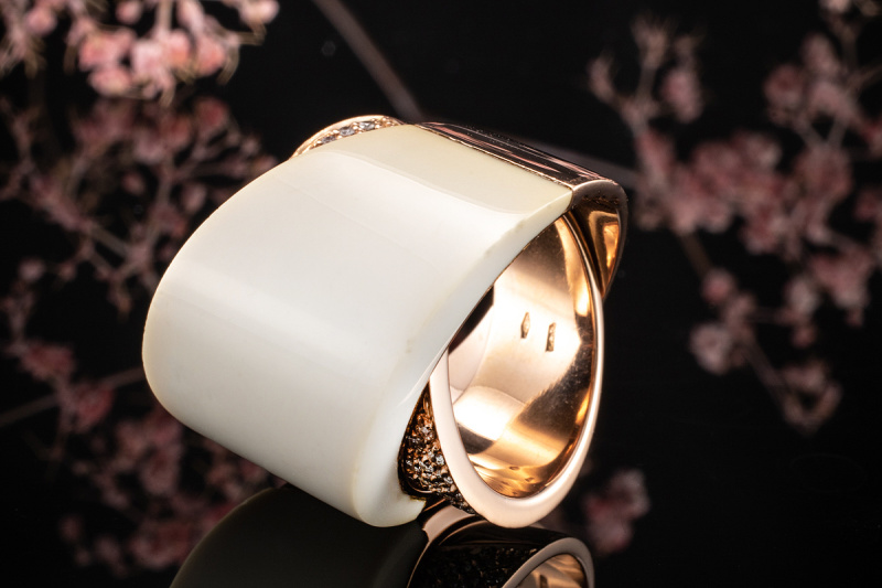 Beeindruckender CHANEL Ring Keramik Creme und Diamanten in 750er Rotgold 