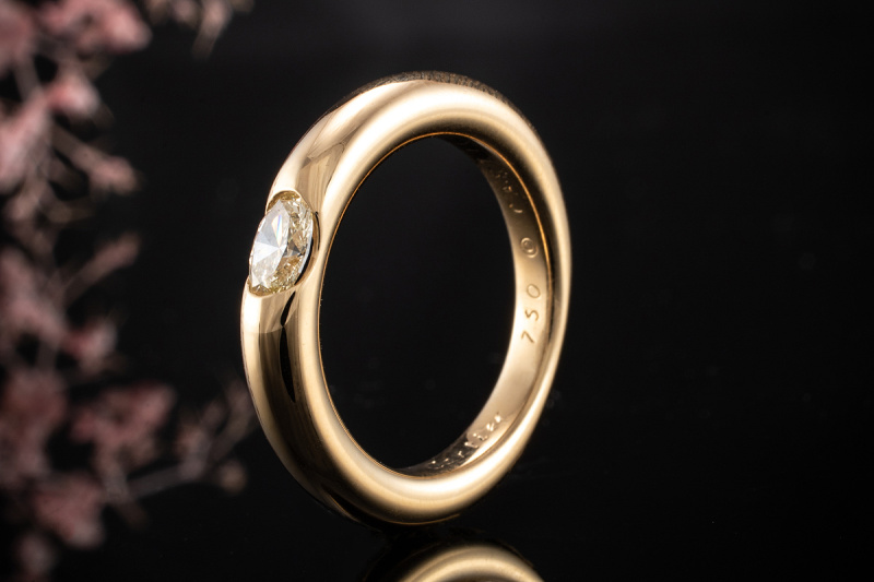 Cartier Ellipse Solitär Ring mit 1 Diamant Ovalschliff in 750er Gelbgold 