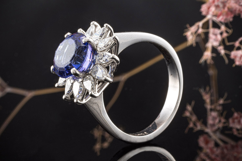 Farbintensiver Tansanit Ring umgeben von Diamant Tropfen in Weißgold 750 