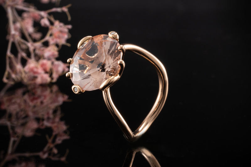 Dior Ring mit facettiertem Rosenquarz und 2 Diamanten in 750er Rosegold 