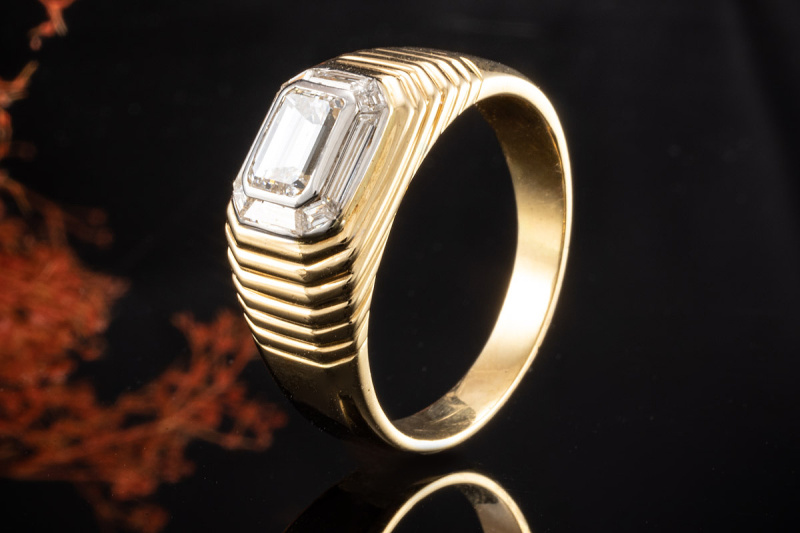 Herrenring Ring mit Emerald Cut Diamant Massive Arbeit in 750er Gelbgold 