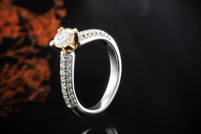 Buchwald Solitär Ring Diamant 0,80 Ct Seitl. Besatz in Rosegold Weißgold 