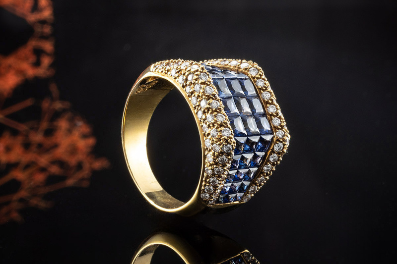 Ring Princess Cut Saphire und Diamanten Invisible Setting in Gelbgold 