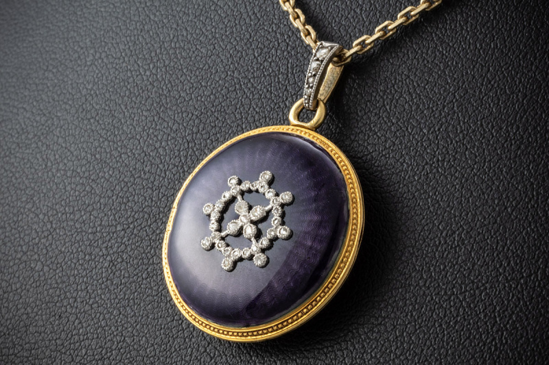 Verziertes Medaillon Alte Emaille Arbeit Lila mit Diamanten in Gelbgold 