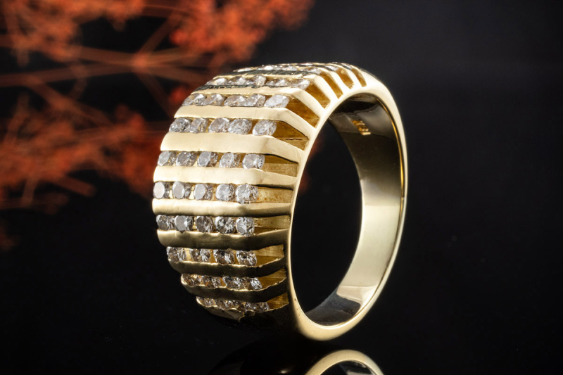 Gelbgold Ring Massive Goldschmiedearbeit mit Diamant Reihen in Gold 750 