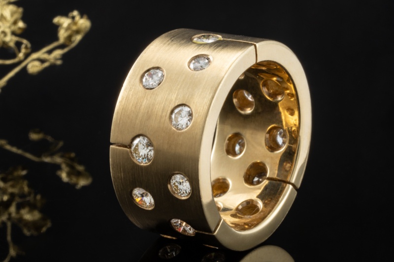 Ring in massiver Handarbeit mit Diamanten gefertigt in 585er Gelbgold 