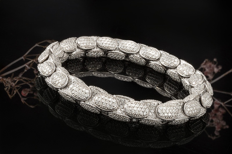 Flex Armband mit 13 Carat Diamanten und Spannmechanik in 750er Weißgold 