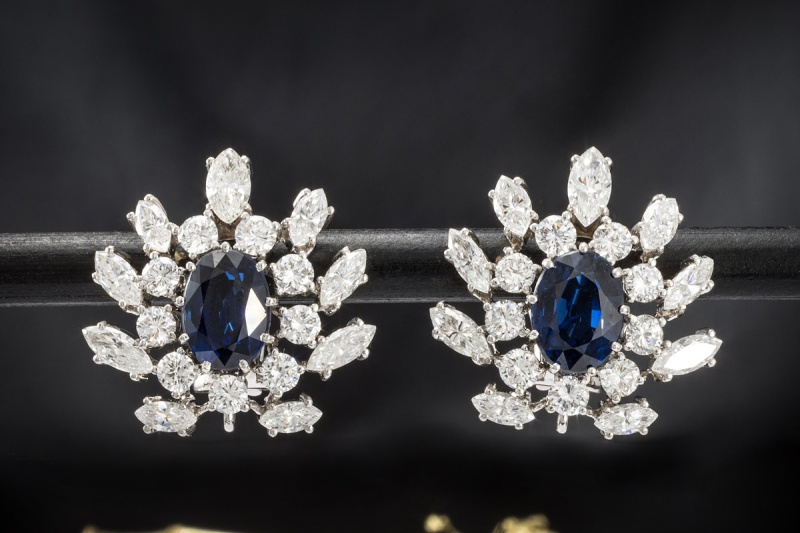 Ohrringe Ohrclips mit Oval Saphir und Diamanten in Platin und Weißgold 