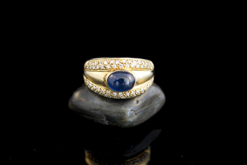 Ring mit Saphir Cabochon Blau und Diamanten in 750er Gelbgold Arbeit 