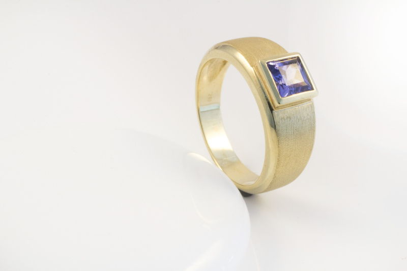 Mattierter Carré Ring mit TANSANIT 585 Gold 