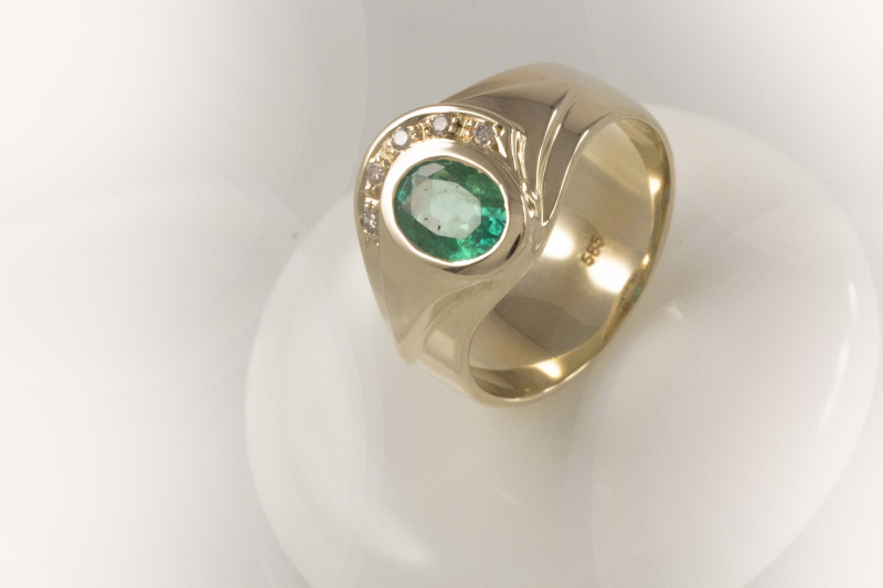 Leuchtender SMARAGD 1,30 Ct Ring mit Diamanten in 585 Gold  