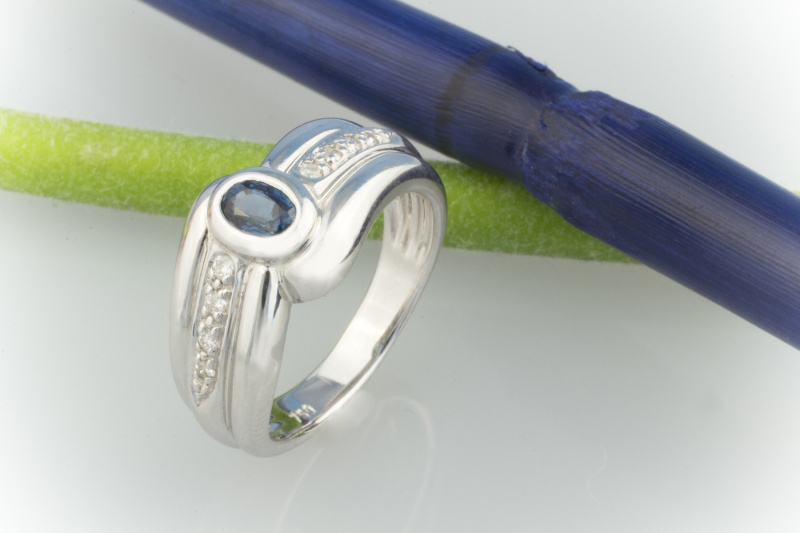Hübscher 750 Weißgold Saphir Ring mit Brillanten 