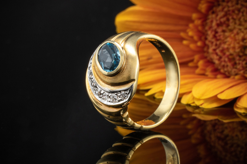 Aquamarin Ring Blaue Faszination in 585er Gelbgold mit Diamanten 